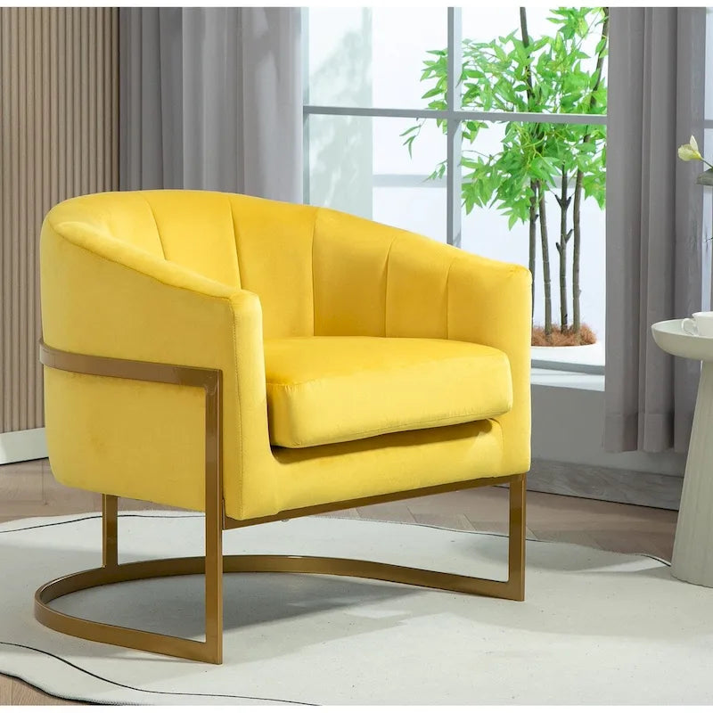 Fauteuil moderne en velours avec accents dorés