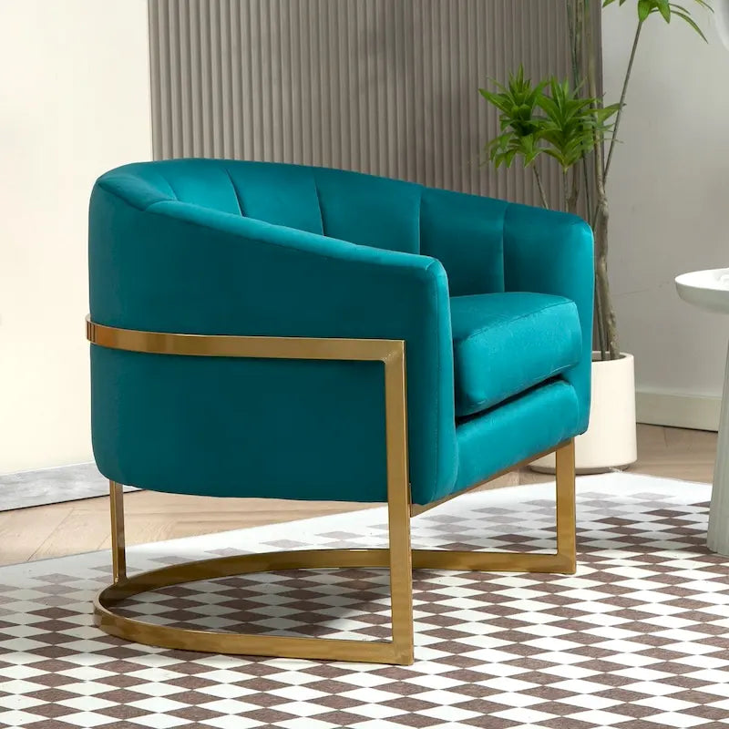 Fauteuil moderne en velours avec accents dorés